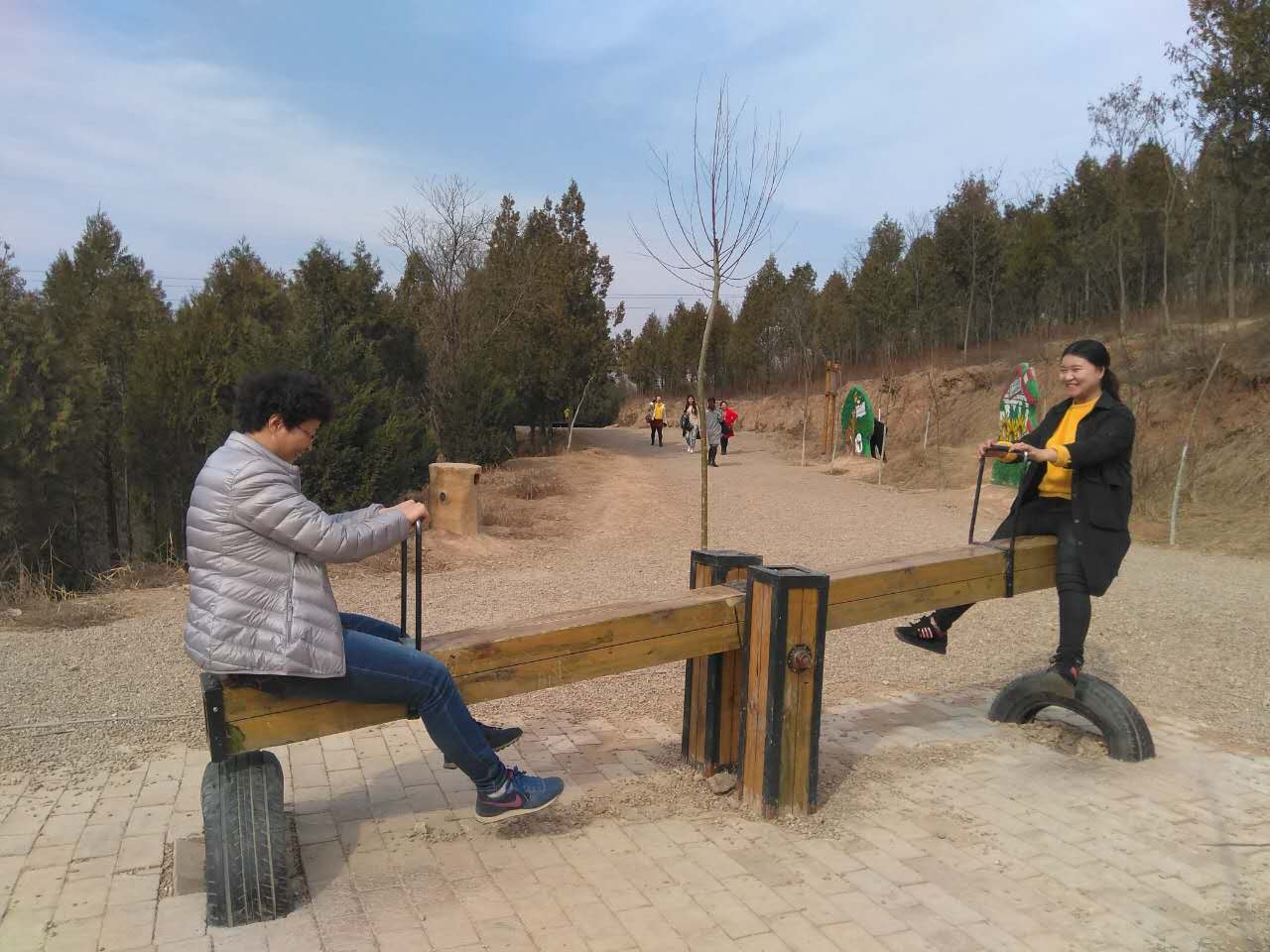 我院女教师玩跷跷板