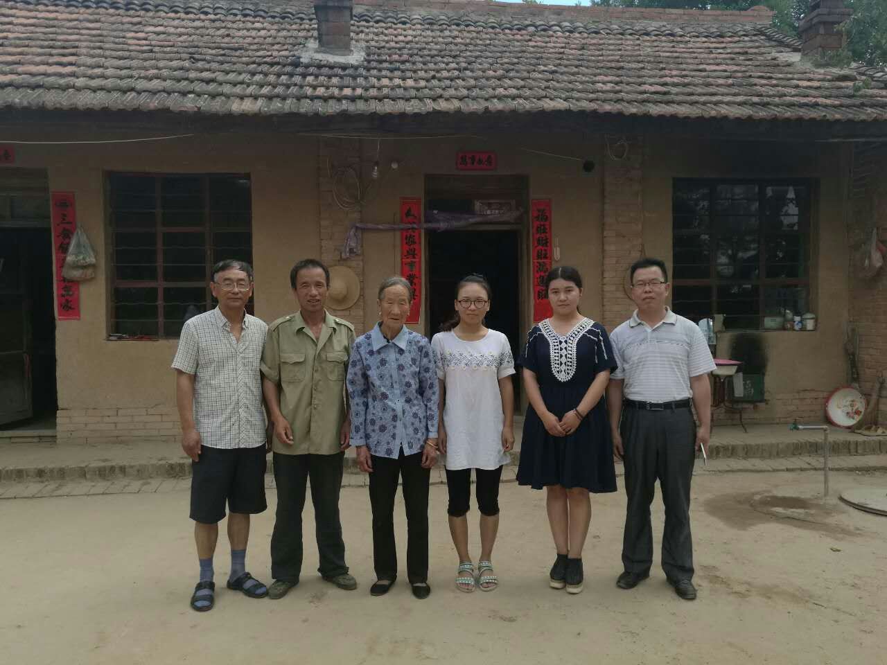 前往灵台县西屯乡柳家铺村,慰问15级文物与博物馆学专业学生刘琳琳。该生是单亲家庭