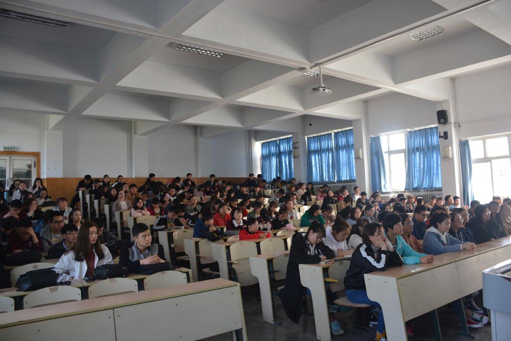 我院部分教师和学生认真聆听