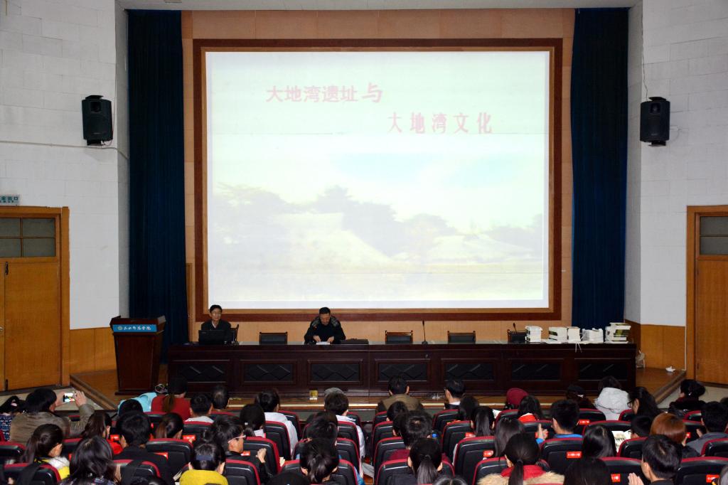 我院副院长陈于柱教授住持报告现场