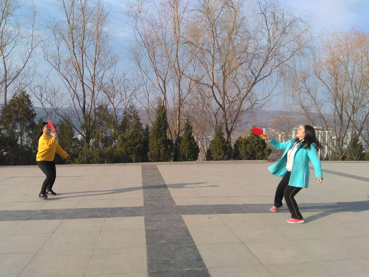 我院女教师进行板羽比赛