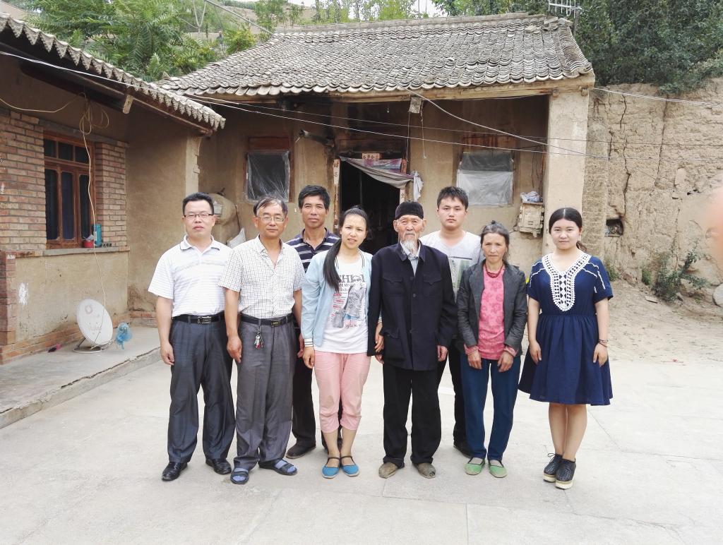 前往静宁县红寺乡寺岔村,慰问14级历史学专业学生何世兄