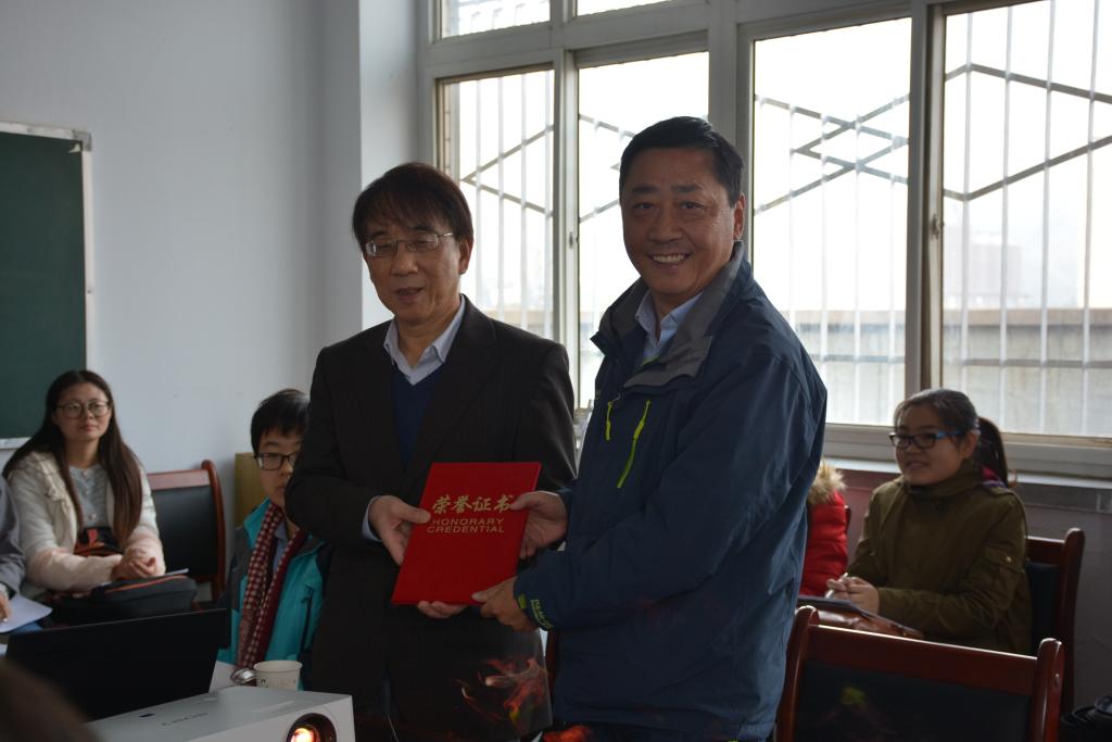 我校副校长安涛教授代表学校颁发聘书