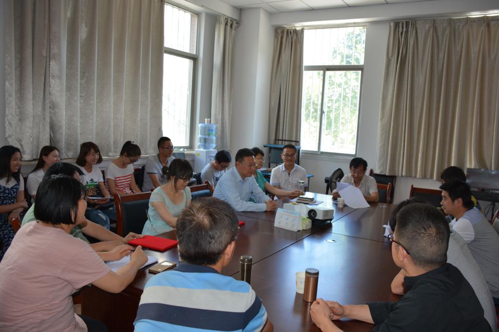 党员同志们正在认真听孙书记讲授党课