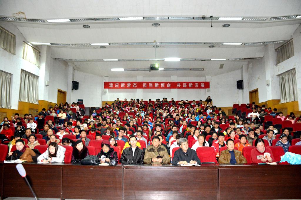 师生聆听报告现场