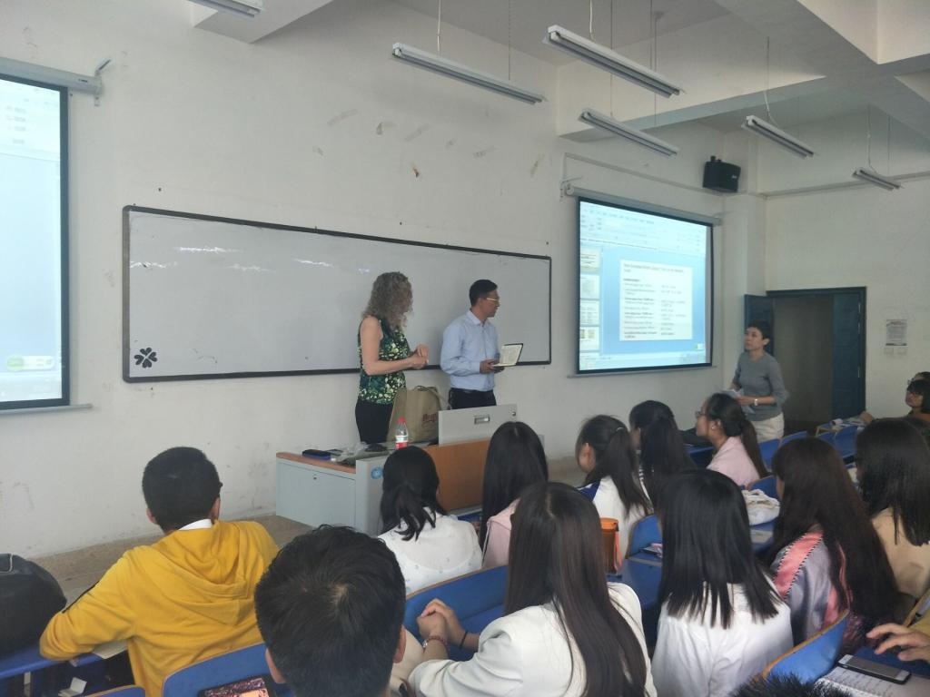 我院副院长陈于柱教授主持讲座