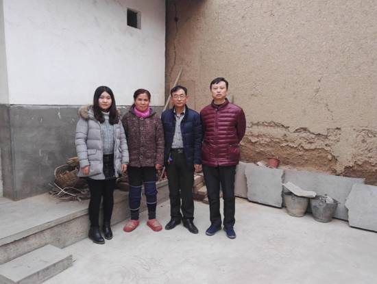 慰问贫困生合影留念