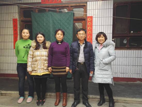 慰问贫困生合影留念